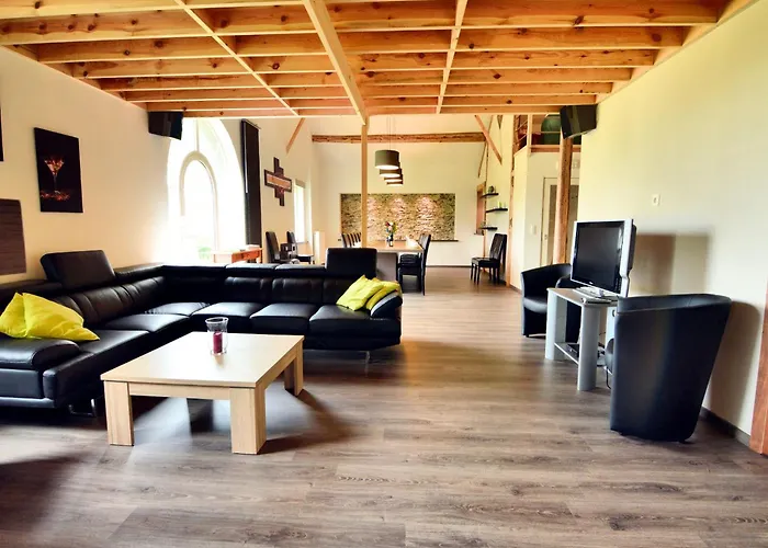 Spacious In En Ardenne וילה